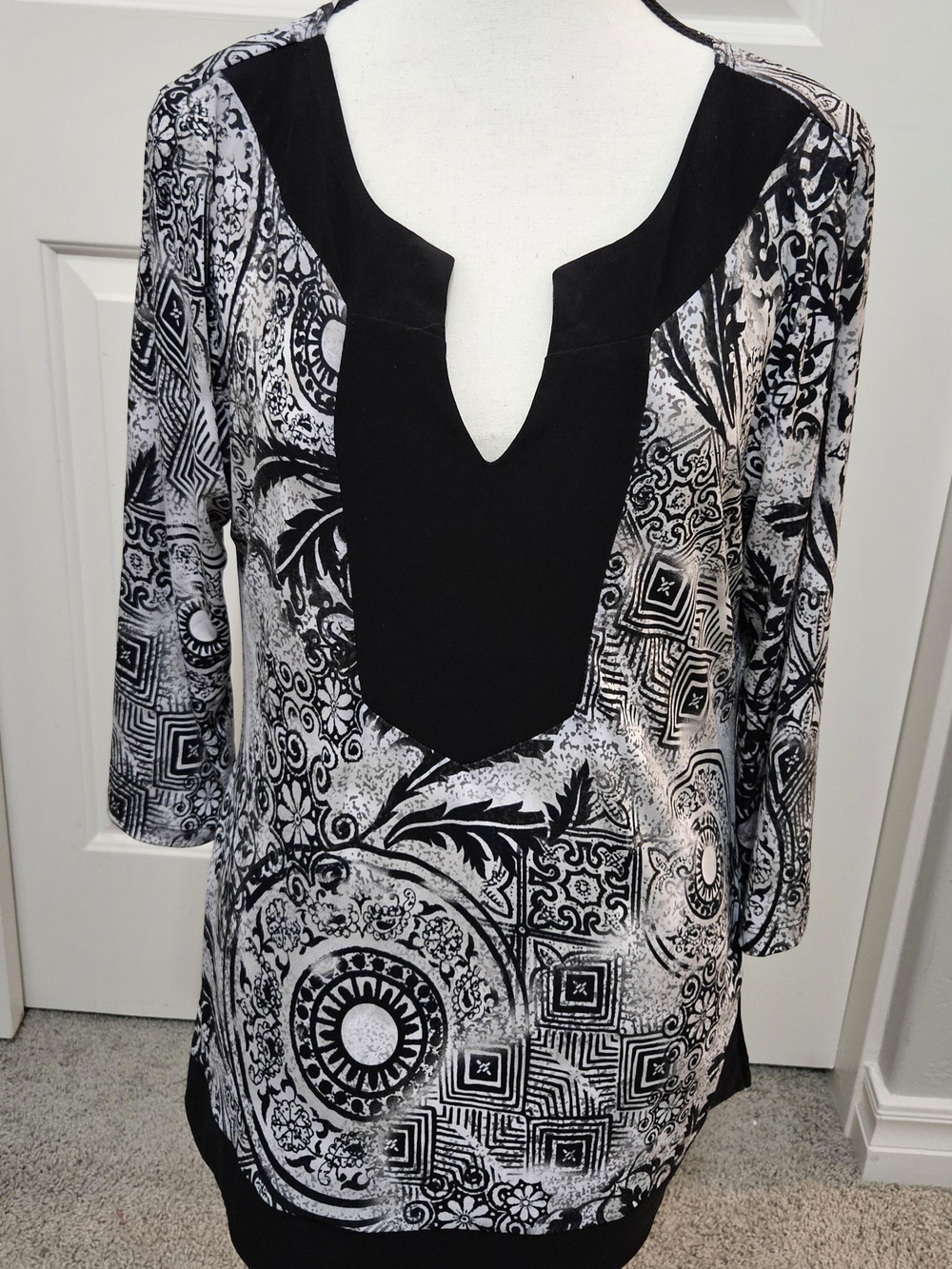 Jaclyn Smith Black and White Notch-Neck Printed Tunic